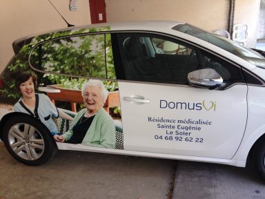 Flocage toutes régions sur véhicules alt="Covering partiel sur portes de voiture - GS IMPACT - Marquage publicitaire"