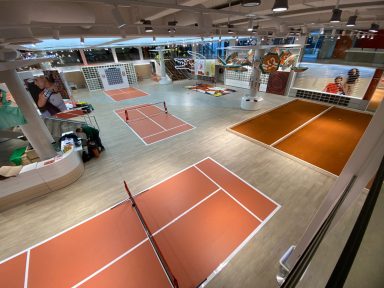 3 terrains de sport réalisés en PVC alt="Stand avec pvc sol GS IMPACT - Salon professionnel"